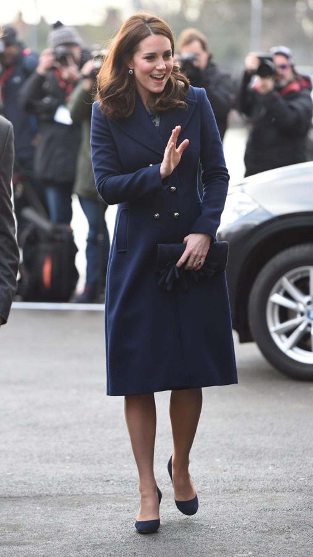 Kate Middleton con look azul marino en su primer acto oficial del 2018