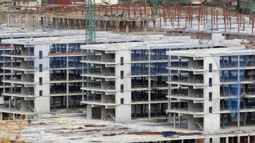 Operarios trabajando en la parte superior de la estructura del nuevo hospital, esta semana.  // Marta G. Brea