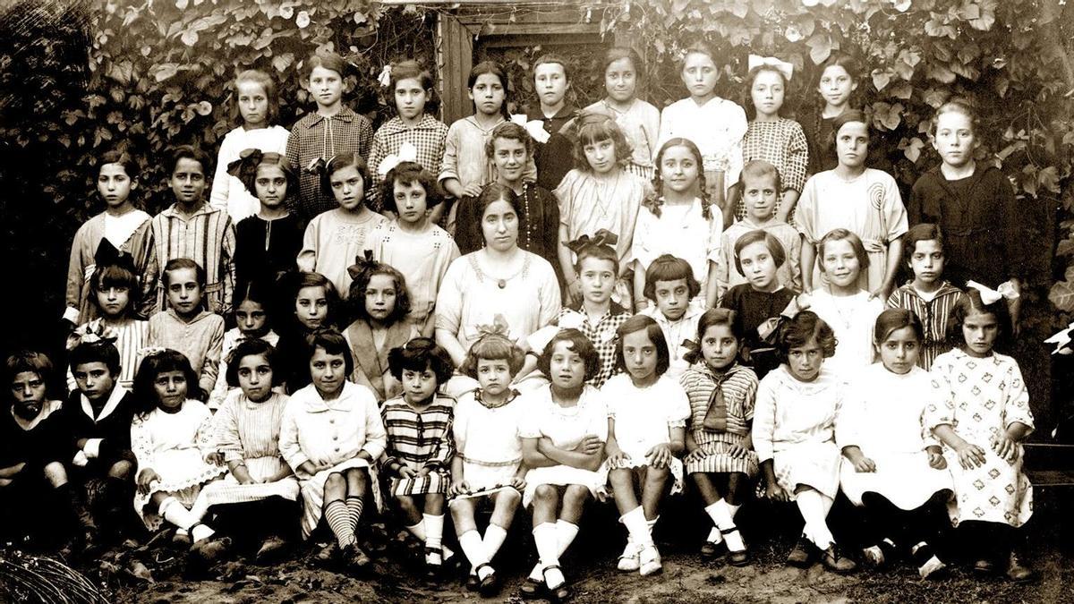 María Vázquez, no centro, na escola de nenas da Pobra do Caramiñal no ano 1926.