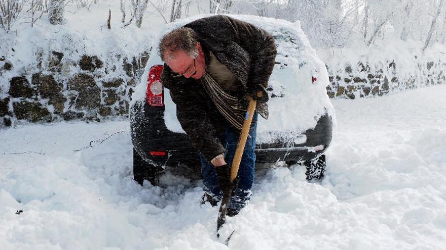 El temporal de nieve y viento colapsa el norte de la Península