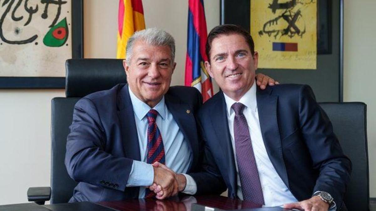 La visita de Joan Laporta al Barça de Xavi Pascual para inmortalizar la fotografía oficial de la temporada