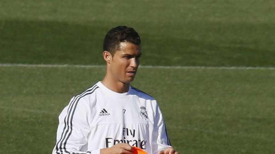 Cristiano Ronaldo, en el entrenamiendo de ayer. // Fernando Alvarado