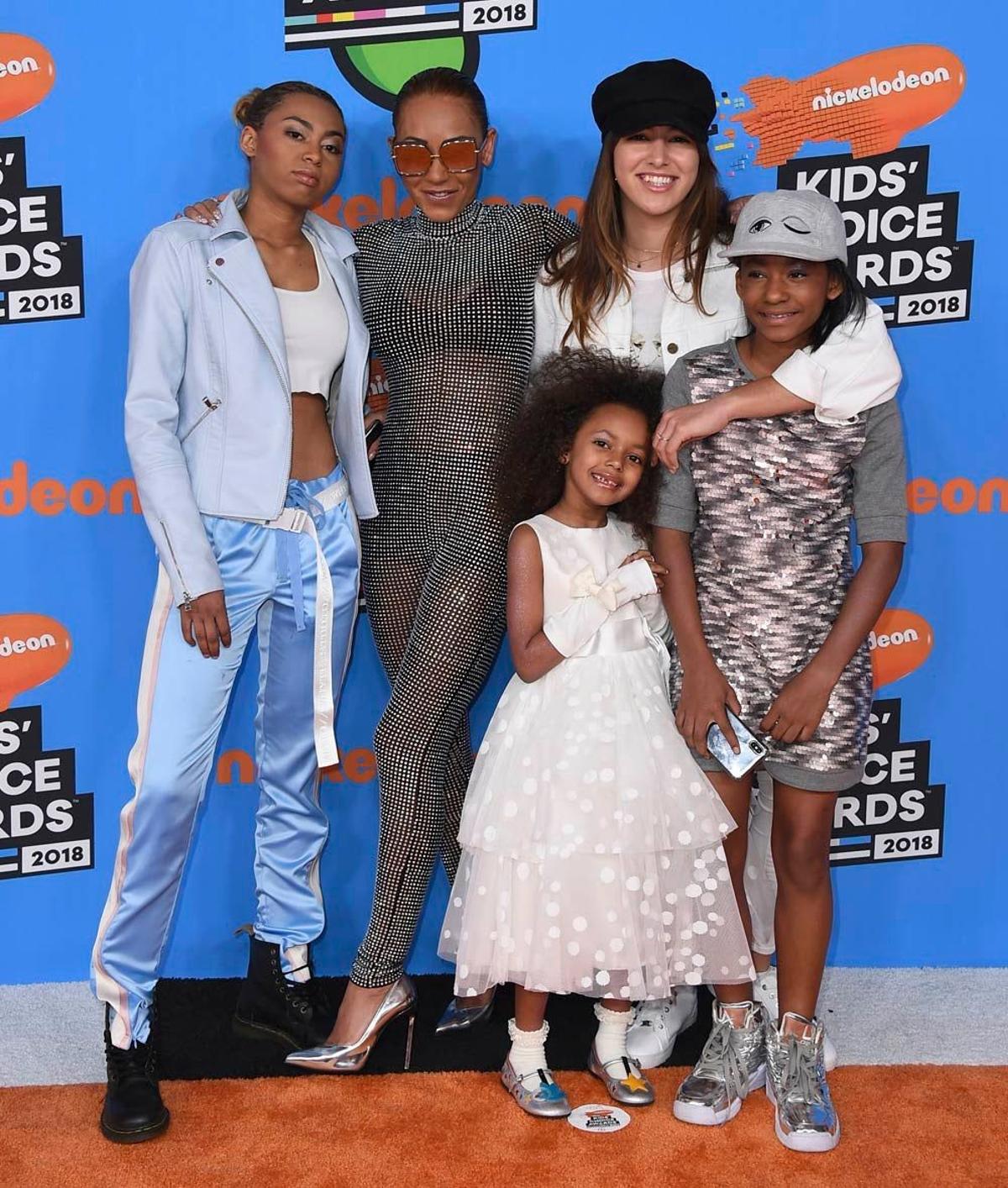 Mel B, junto a sus cuatro hijas sobre la alfombra naranja de los Kids' Choice Awards