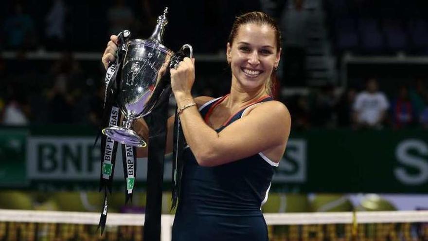 Cibulkova posa con el trofeo. // Efe