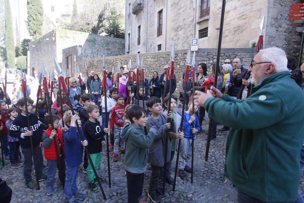 Petits Manaies desfilen pels carrers del Barri Vell