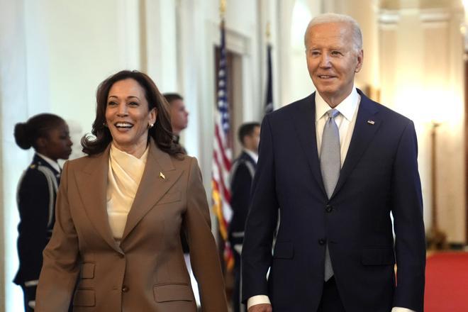 La vicepresidenta Kamala Harris, izquierda, y el presidente Joe Biden llegan a un evento en el Salón Este de la Casa Blanca.