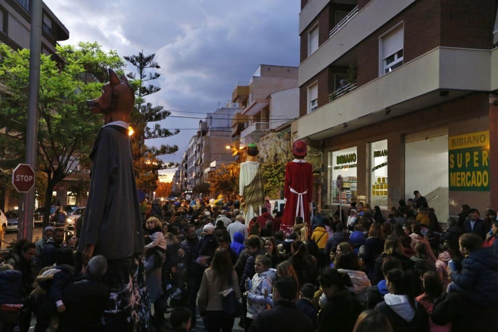 Lilí, El Lobo y el Ogro recorrieron las calles de Torrevieja hasta que la lluvia interrumpió su primer recorrido de las Fiestas de La Purísima