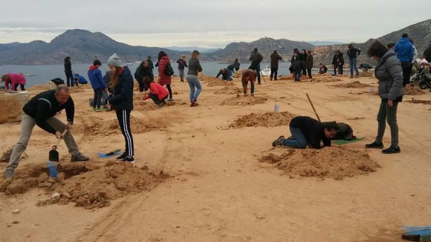 Medio centenar de personas dieron vida al árido terreno.