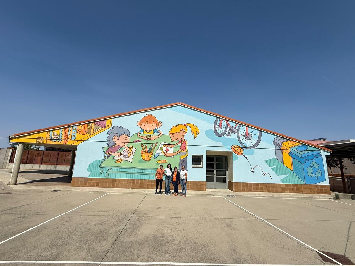 Mural realizado por la zamorana Laura Merayo en la fachada del CEIP Morales del Vino. En la foto, la artista junto a la alcaldesa y el teniente de alcalde de Morales.