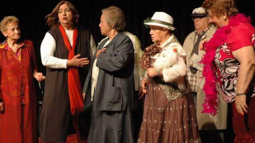 Integrantes del grupo &quot;Fontevella&quot; representan una pieza teatral en el Centro Cultural de Porriño. // D.P.