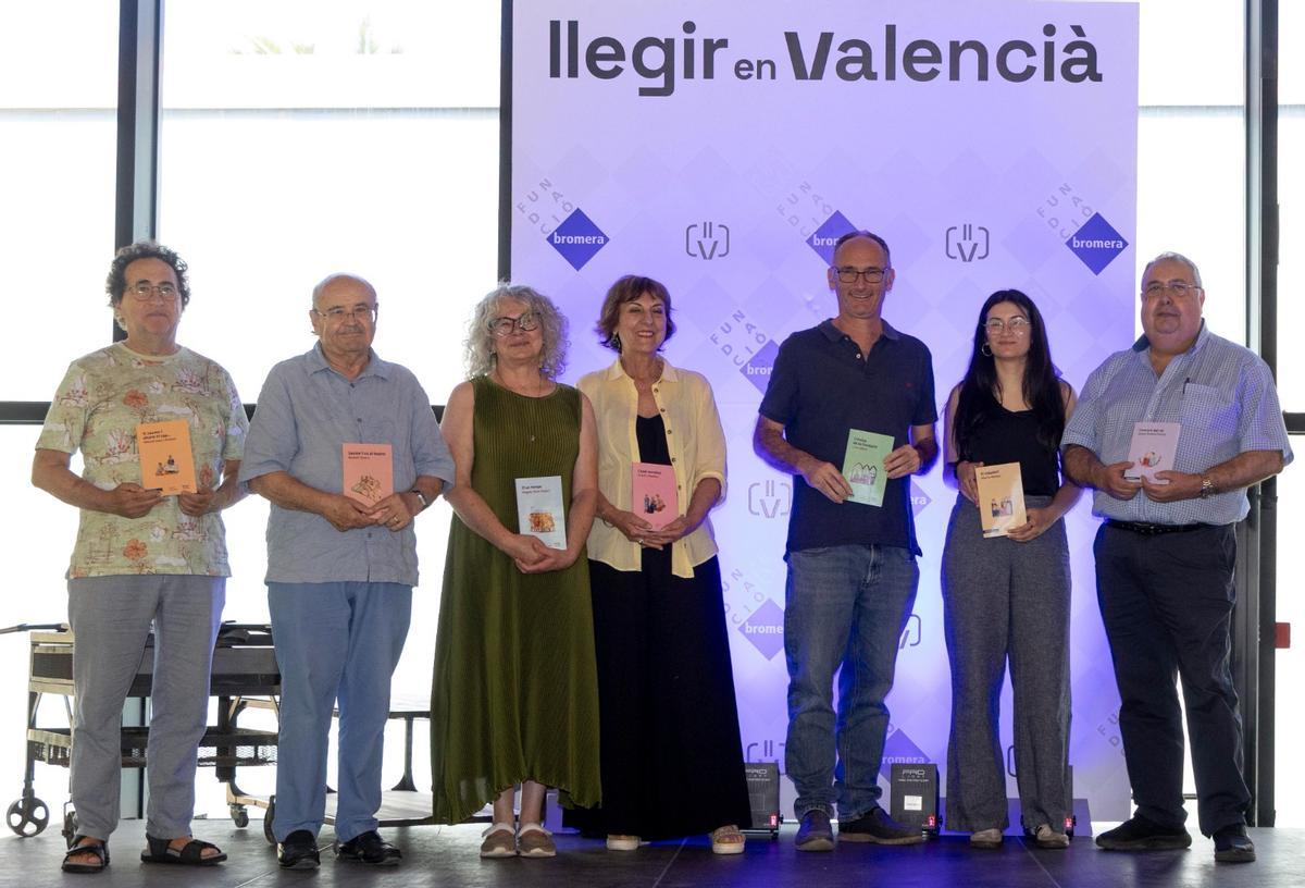 Part dels autors i autores de la col·lecció de llibres de la campanya "Llegir en valencià" 2026.