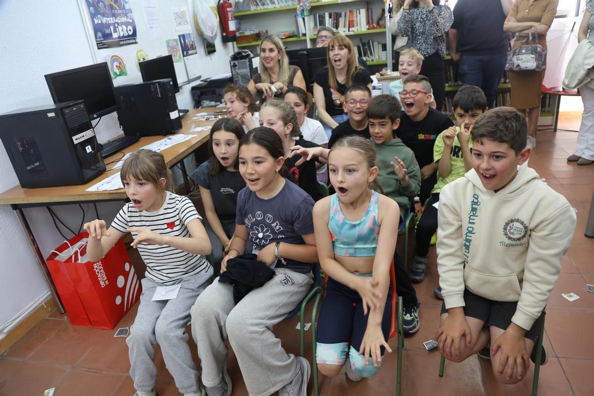 Niños disfrutan de uno de los nuevos espacios de la Nubeteca.
