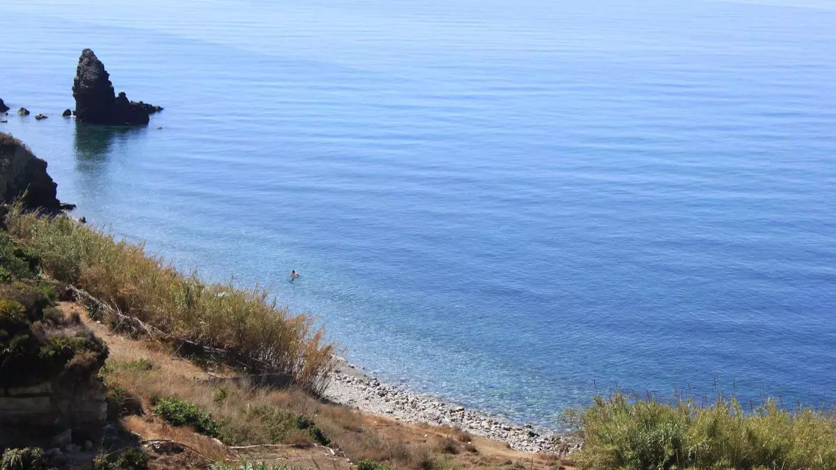 La playa de Málaga que tiene su propia piscina natural de agua dulce separada del mar por un pequeño muro: está rodeada de acantilados y naturaleza virgen