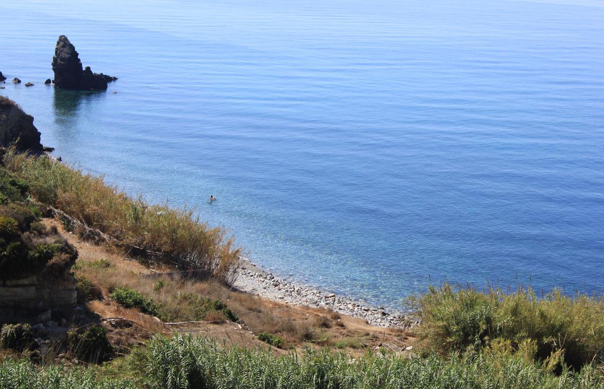 La playa del Molino de Papel, un litoral que tiene su propia piscina natural de agua dulce pegada al mar