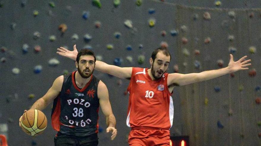 Camarasa bota el balón ante Marcos García en el encuentro de la primera vuelta.