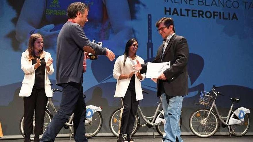 El padre de Irene Blanco, Jaime Blanco, recibe el premio en su lugar.