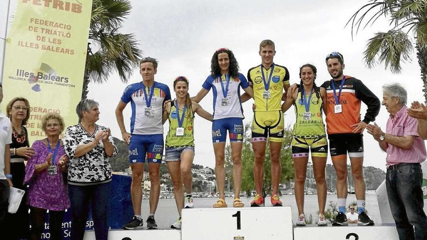 Los primeros clasificados posan en el podio del triatlón de Andratx.