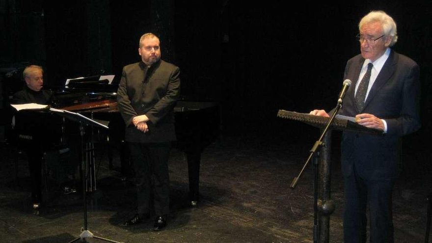 De derecha a izquierda, Luis del Olmo, Luis Santana y Antonio López, durante el recital.