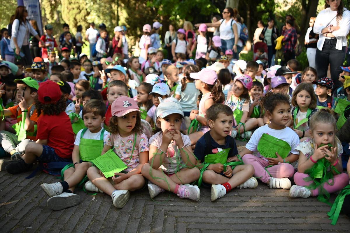 Niños sentados esperando a comenzar la VIII Carrera Solidaria del Claustro de Barrio de Badajoz.