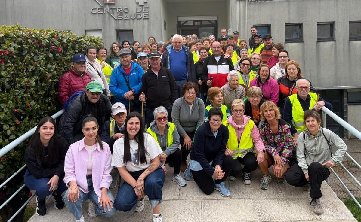 Foto de familia del grupo de caminantes, en el punto de partida de las rutas. |