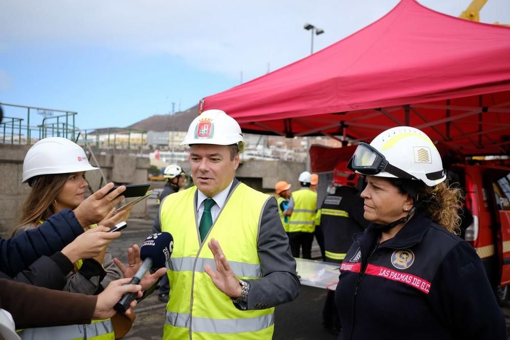 Simulacro de incendio en un buque en el Puerto de La Luz