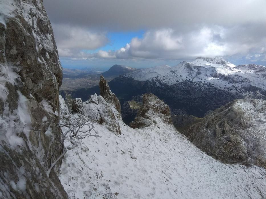 La nieve cubre las montañas de la Serra de Tramuntana