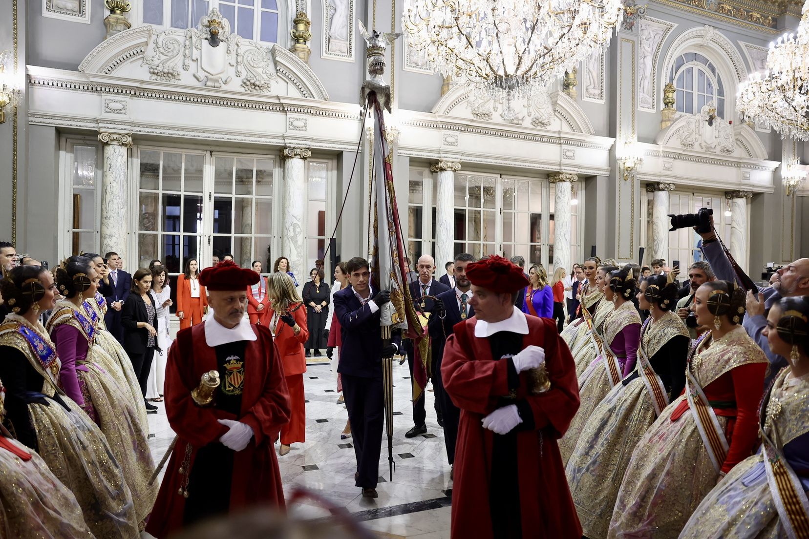 Balcón y "mocaorà" en la despedida de Berta Peiró y la corte 2025