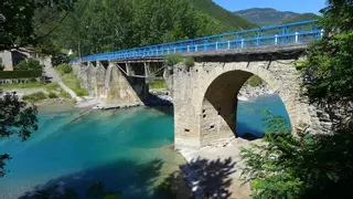 El precioso pueblo de Aragón donde te podrás bañar en una poza de aguas turquesas con vistas privilegiadas del Pirineo