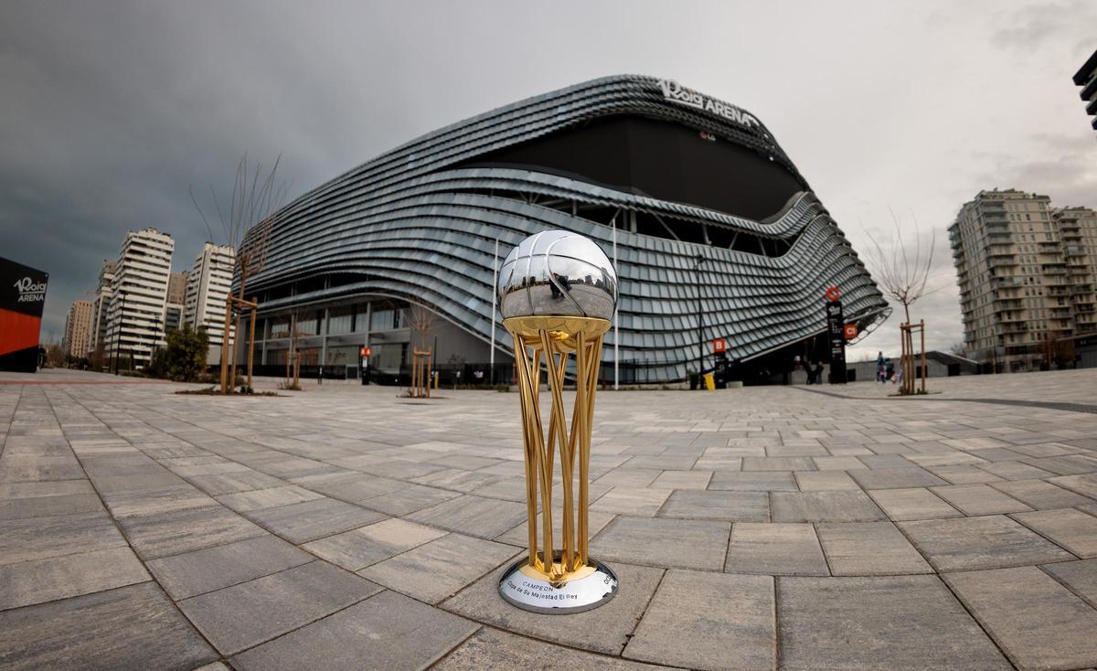 Trofeo de la Copa del Rey ACB, delante del Roig Arena de Valencia.