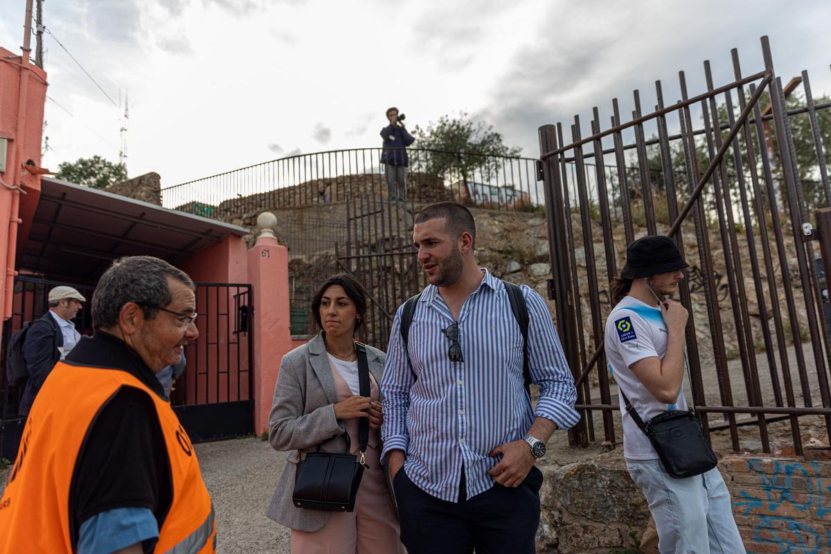 agentes cívicos informan del cierre de los bunkers del Carmel