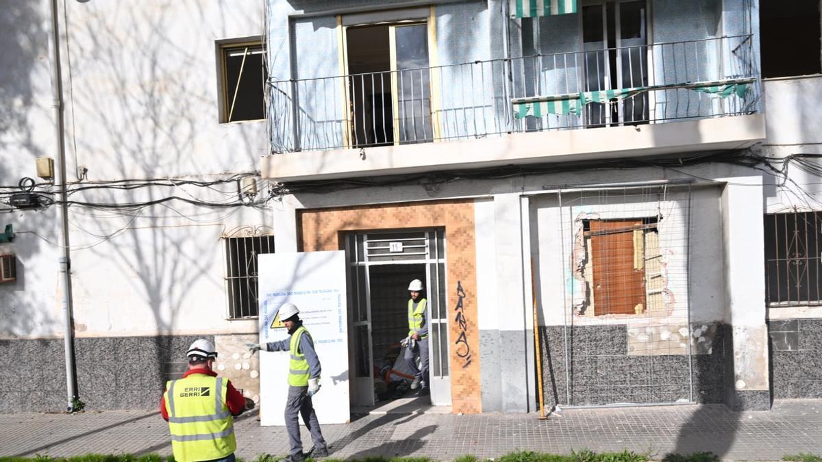 Operarios este lunes sobre el bloque 11 antes de iniciarse los trabajos previos para retirar el amianto.