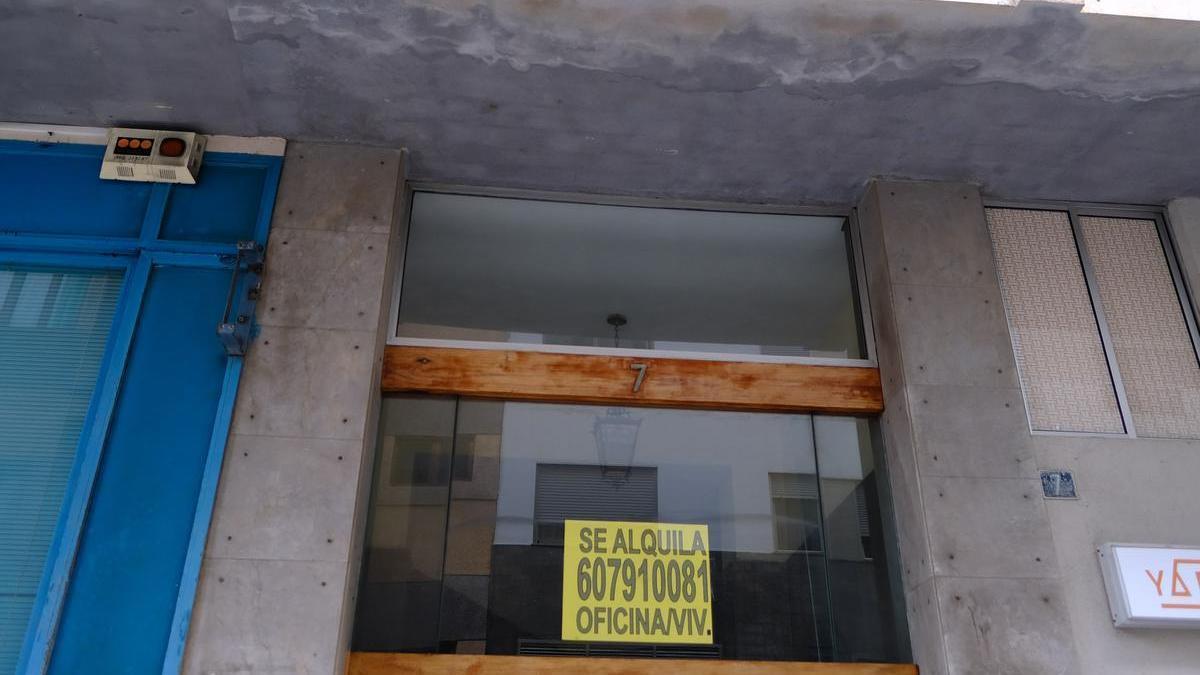Fachada de una vivienda con un cartel de ‘se alquila’.