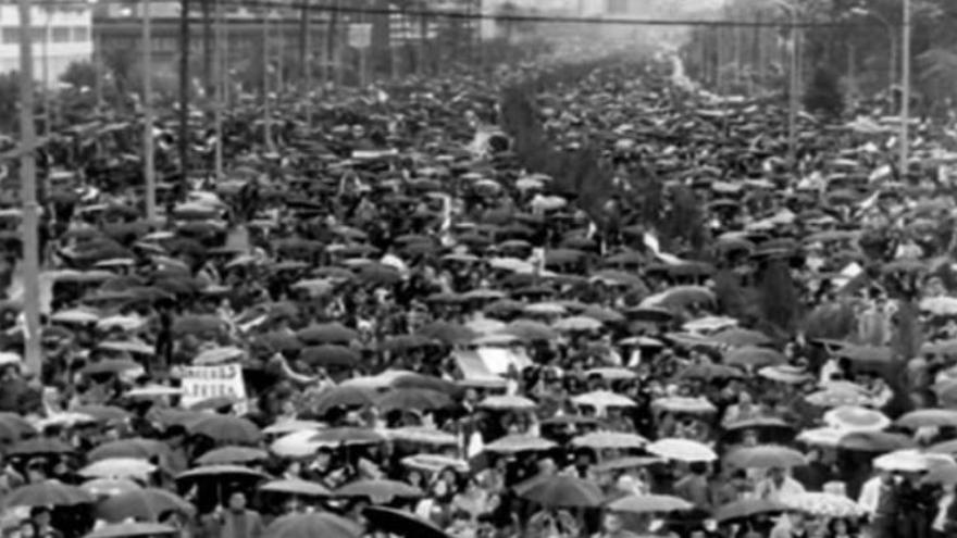 Una de las imágenes más conocidas de la multitudinaria manifestación, que hizo que en Málaga convergieran los principales líderes de los partidos en Andalucía para pedir un Estatuto de Autonomía como los que, por entonces, se iban a conceder, o ya se habían concedido, a otras comunidades como el País Vasco o Cataluña.