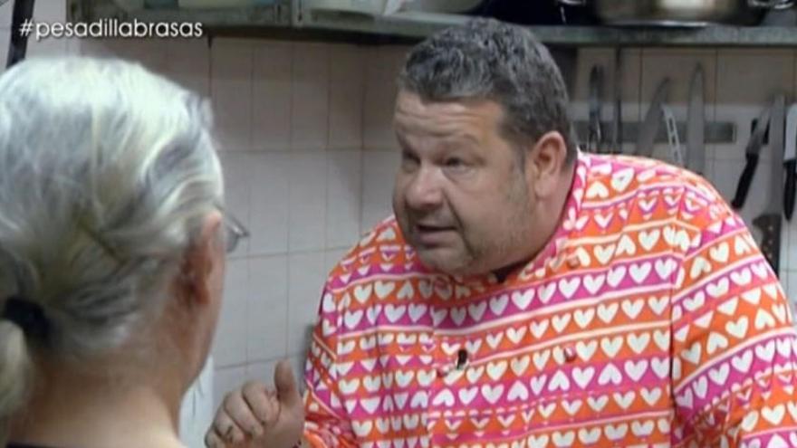 Alberto Chicote habla con los propietarios del restaurante &#039;Brasas&#039; en un momneto del programa