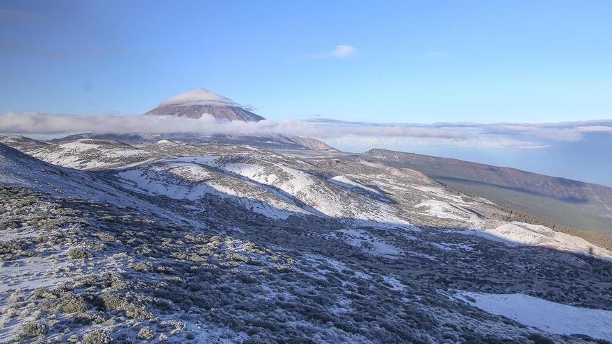 La nevada obliga a cerrar  los accesos al Teide