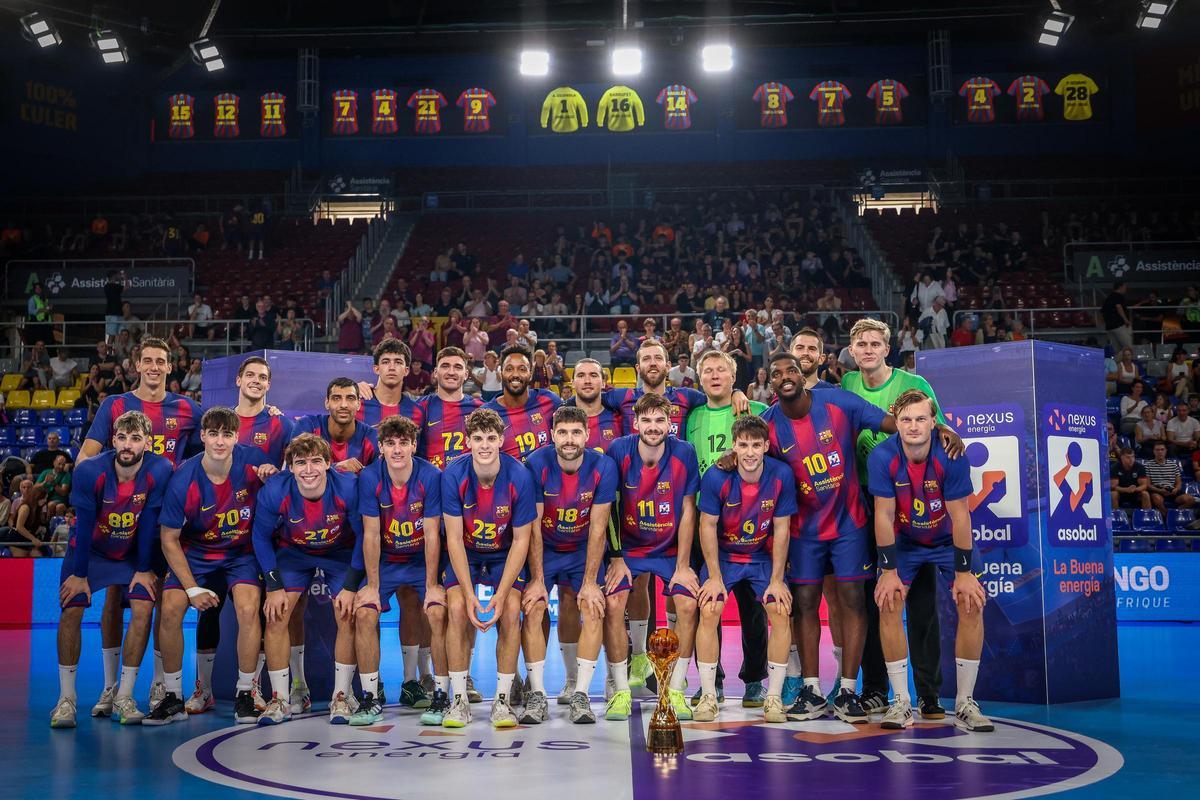 La plantilla del F.C.Barcelona posa ayer, antes del inicio del partido contra el Frigoríficos del Morrazo, con el trofeo del Mundial de Clubes logrado el jueves en Egipto ante el Veszprem del portero cangués Rodrigo Corrales.