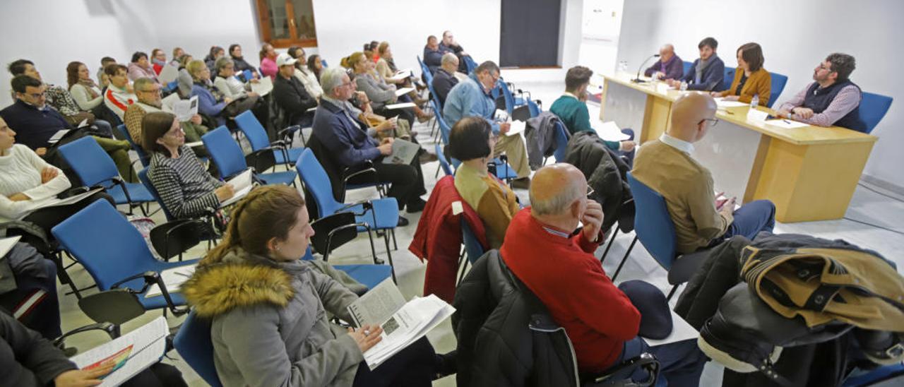 Imagen de la reunión celebrada en la tarde del martes sobre el proyecto de cooperativa de vivienda en Santa Anna.