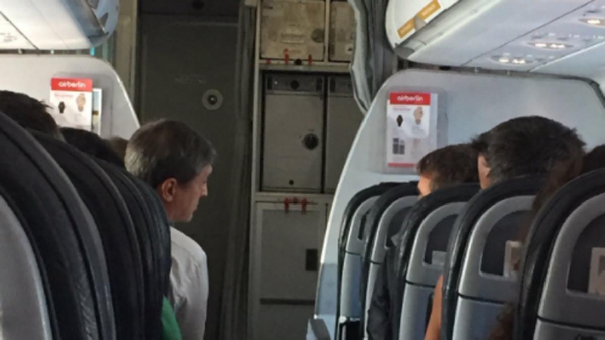 Robert y Urbano, en el avión que volvía de Alemania