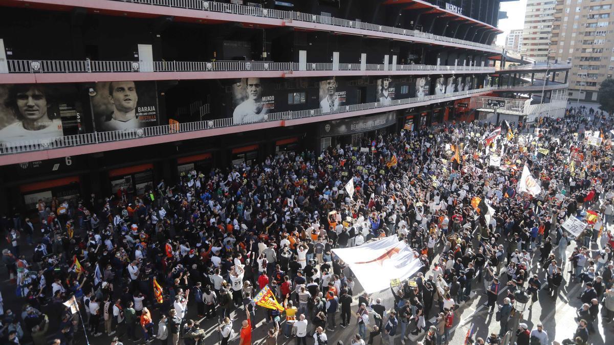 Valencia . Manifestación multitudinaria de valencianistas en contra de MERITON y su gestion al frente del Valencia CF . Peter Lim . Anil Murthy