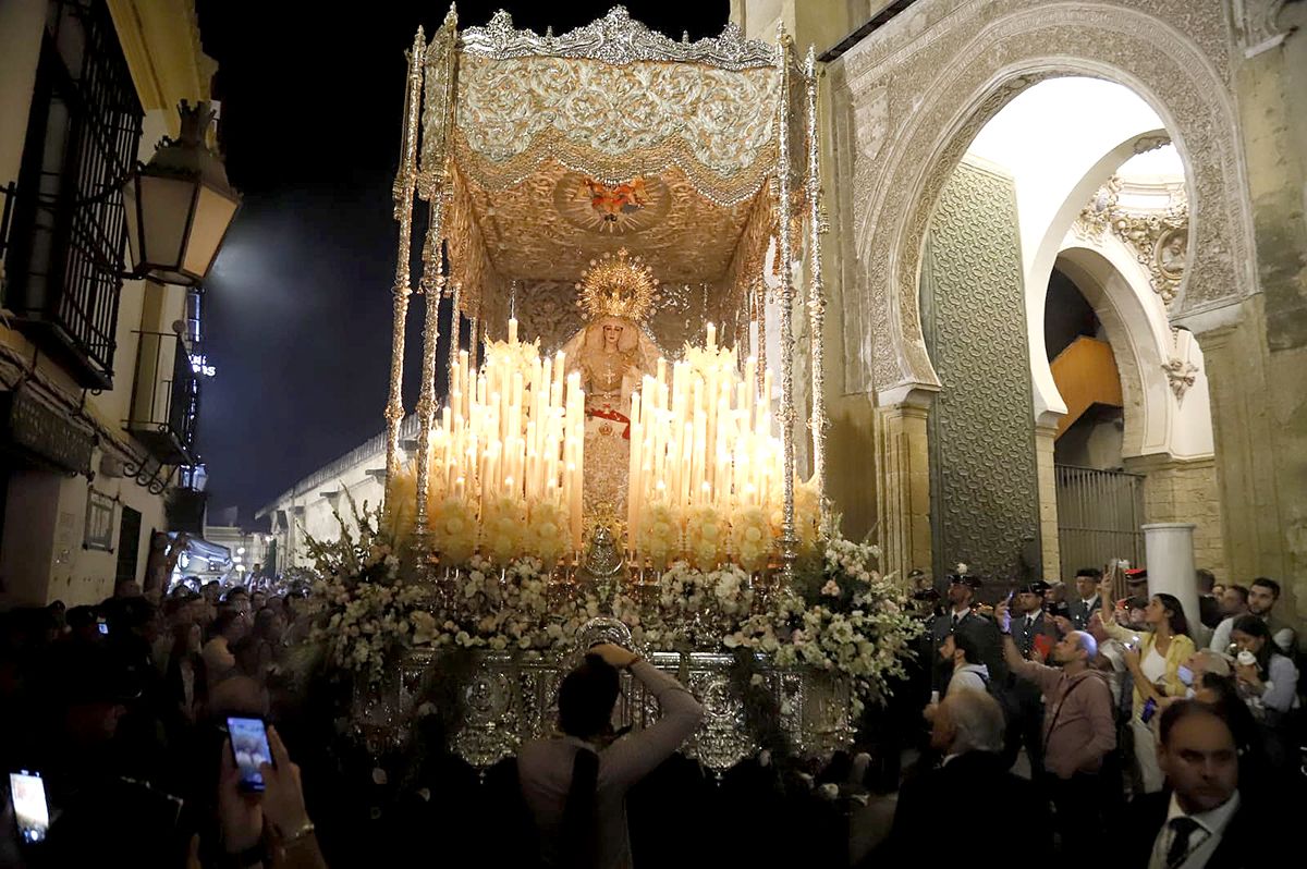 Triunfal regreso de la Paz y Esperanza a Capuchinos