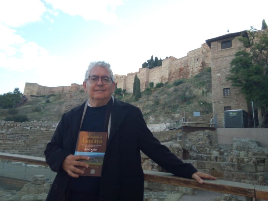El historiador Virgilio Martínez Enamorado, esta semana con su nuevo libro, junto a la Alcazaba de Málaga.
