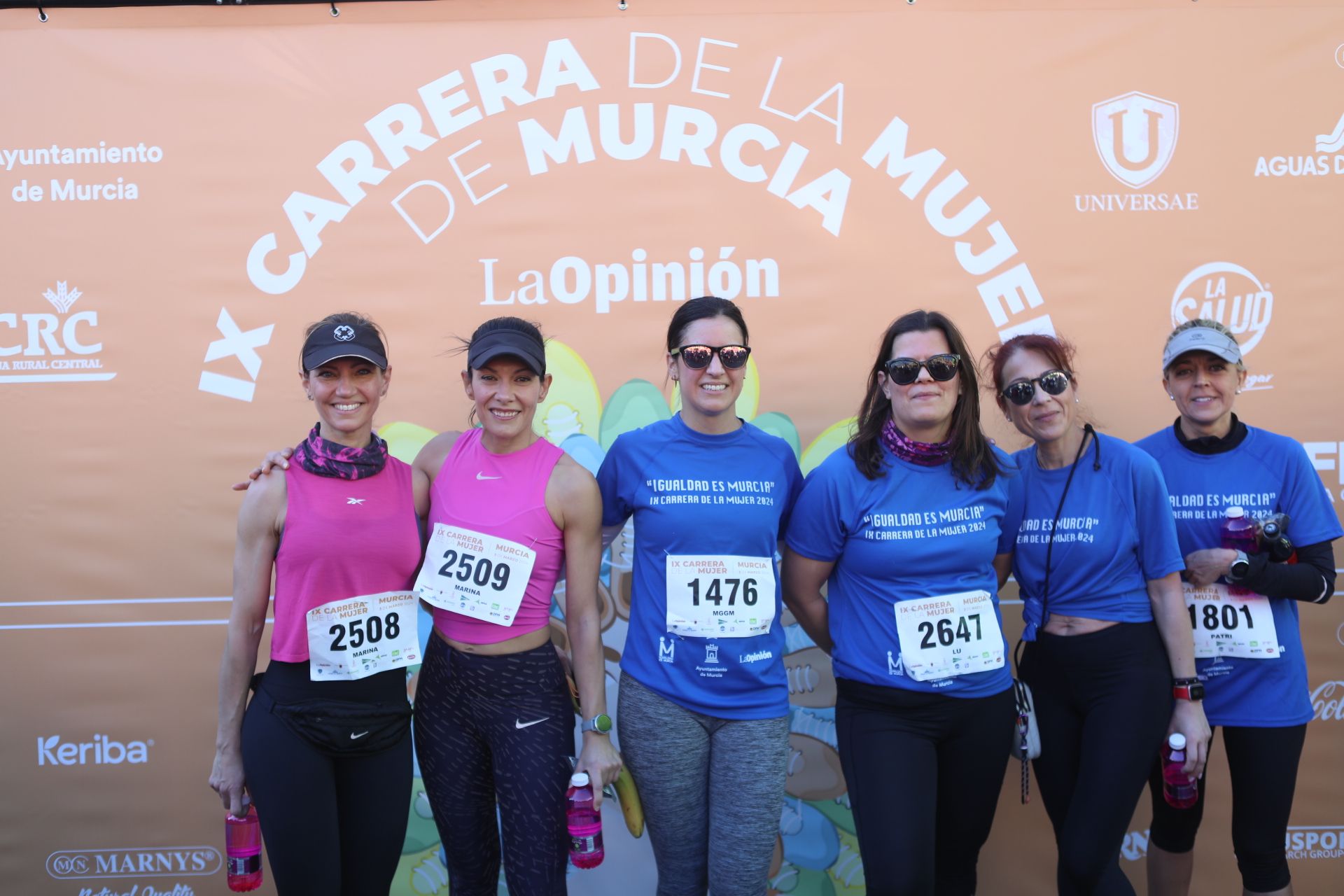 Las participantes posan en el photocall tras finalizar la Carrera de la mujer de Murcia