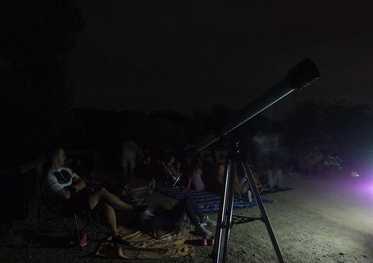 Personas observan las Perseidas en Los Villares.