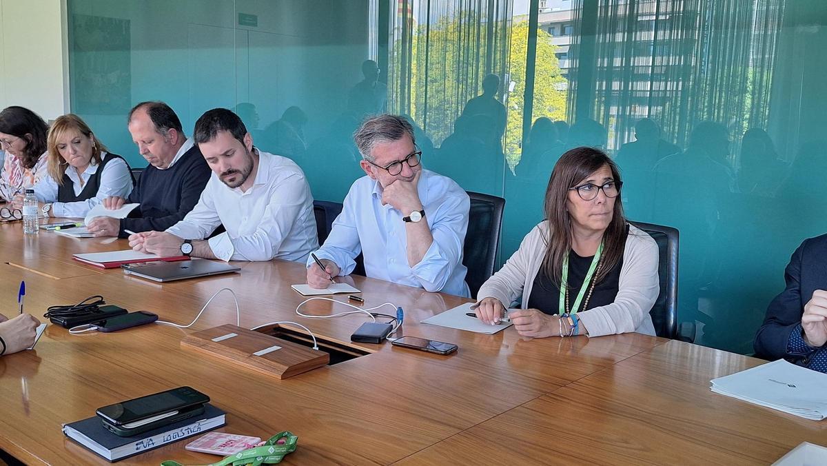 El alcalde de Sant Cugat, Josep Maria Vallès, reunido durante el 'gran apagón'
