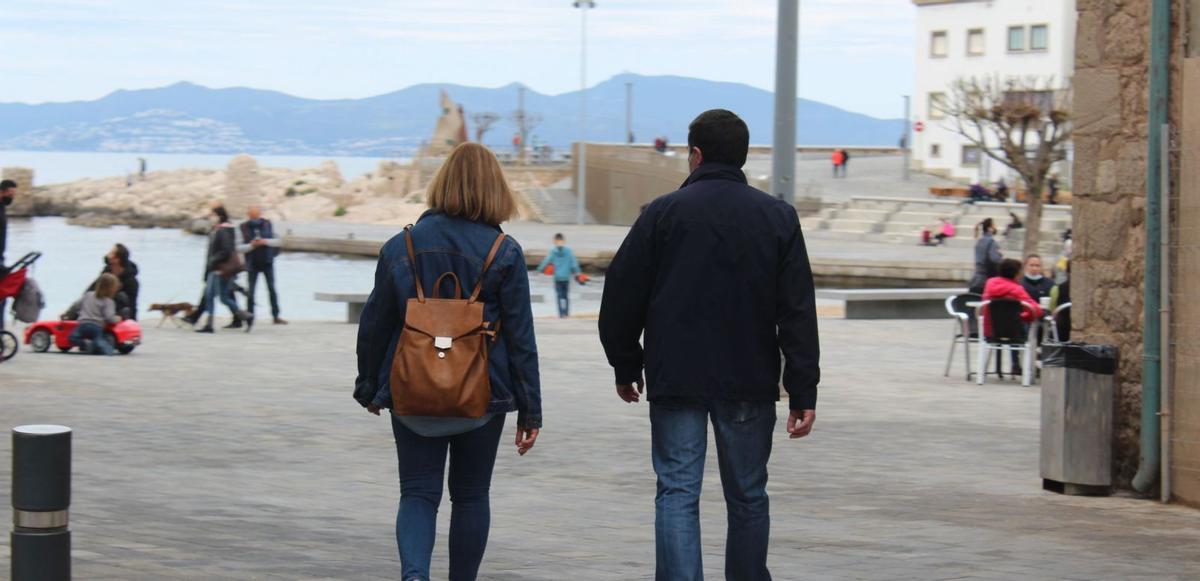 Una parella, passejant pel front marítim de l’Escala.  | SANTI COLL 