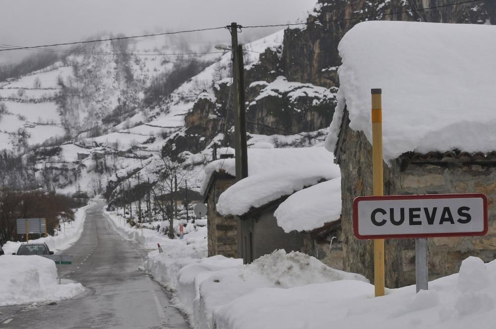 La nieve abunda en Felechosa