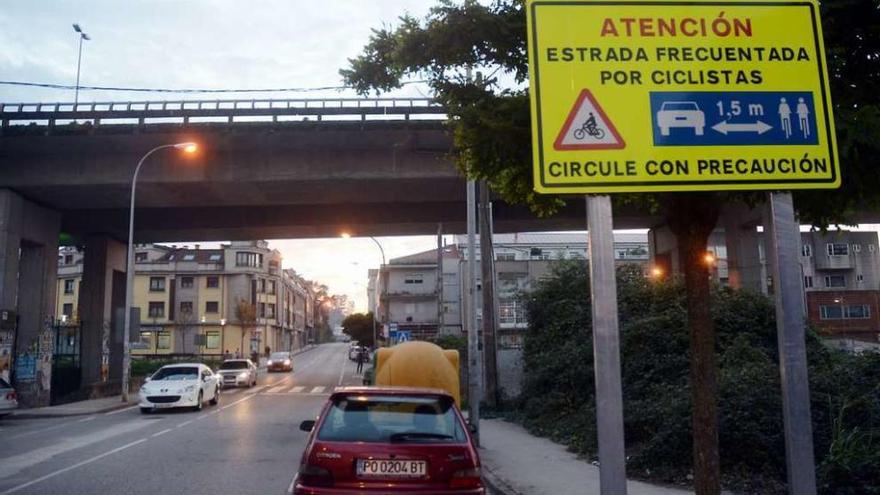 Señal instalada en la carretera de Marín que advierte de la obligación de separarse del ciclista. // R.V.