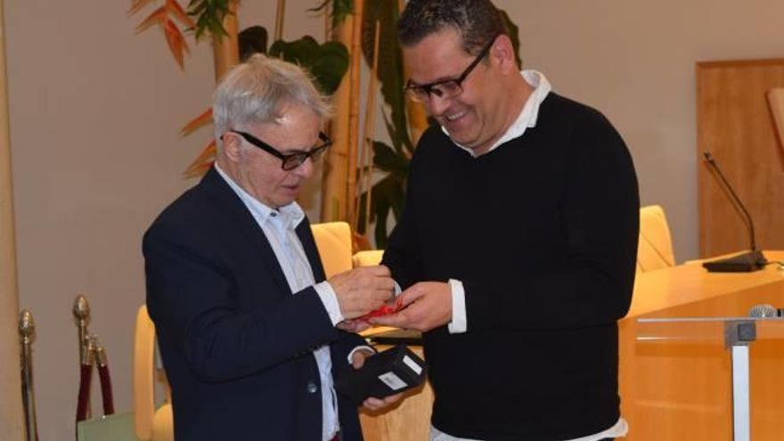 El alcalde le dio la insignia de la ciudad a Ferran Torrent
