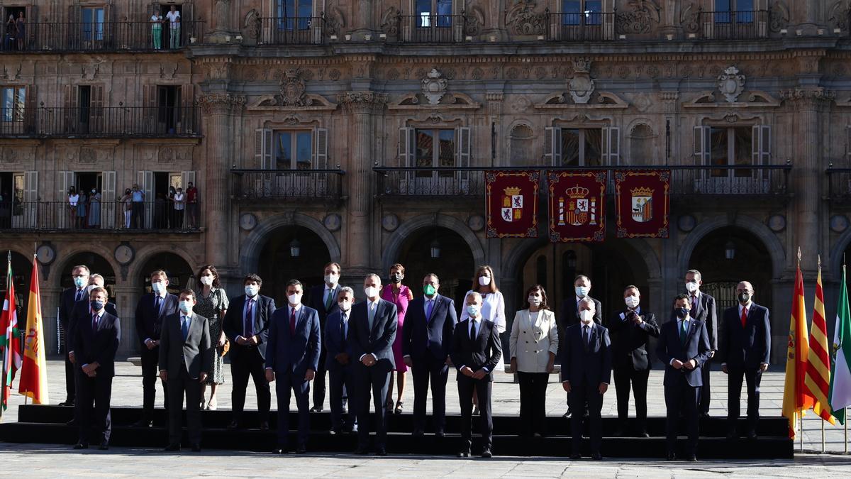El rei Felip VI i el president del govern espanyol, Pedro Sánchez, amb els presidents autonòmics a Salamanca