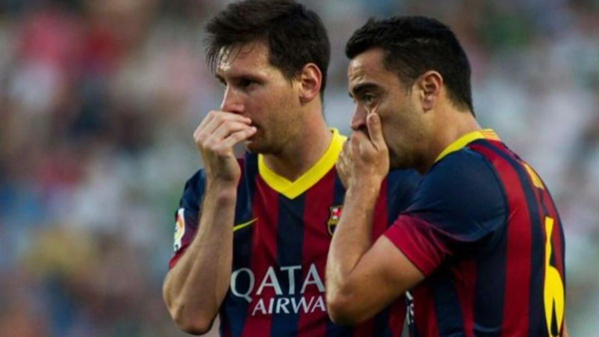 Messi y Xavi, susurrando durante un partido del Barça